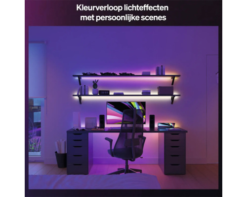 Moderne, georganiseerde werkplek met slimme verlichting en kleurverloopeffecten bij planken en bureau.