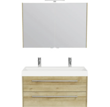 Badkamermeubelset bestaande uit een wastafelonderkast in houtlook met twee lades, een witte dubbele wastafel, twee kranen en een spiegelkast.