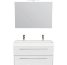 Badkamermeubelset met witte onderkast met twee laden, dubbele wastafel met twee kranen en een spiegel met verlichting.