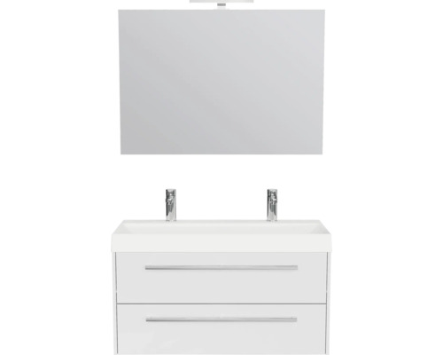 Badkamermeubelset met witte onderkast met twee laden, dubbele wastafel met twee kranen en een spiegel met verlichting.