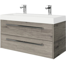 Modern badkamermeubel met dubbele wastafel, twee verchroomde kranen en een onderkast in houtlook met twee laden en metalen handgrepen.