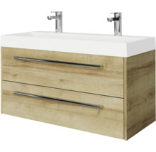 Modern wandhangend badmeubel in eikenlook met twee lades, dubbele witte wastafel en chromen kranen.