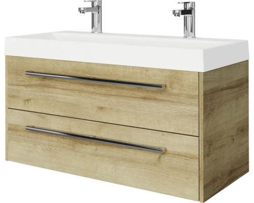 Modern wandhangend badmeubel in eikenlook met twee lades, dubbele witte wastafel en chromen kranen.