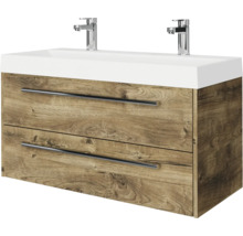 Wandhangend dubbel wastafelmeubel in eikenlook met twee laden, lange metalen handgrepen en dubbele wastafel met twee kranen.