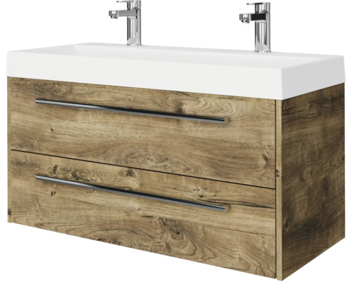 Wandhangend dubbel wastafelmeubel in eikenlook met twee laden, lange metalen handgrepen en dubbele wastafel met twee kranen.