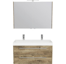 Badkamermeubelset bestaande uit een spiegelkast en een wastafelonderkast in houtlook met een witte dubbele wastafel en twee kranen.