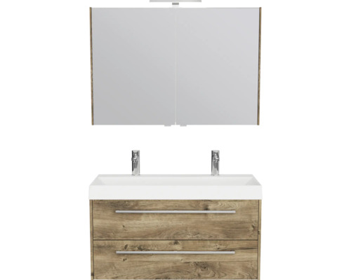 Badkamermeubelset bestaande uit een spiegelkast en een wastafelonderkast in houtlook met een witte dubbele wastafel en twee kranen.