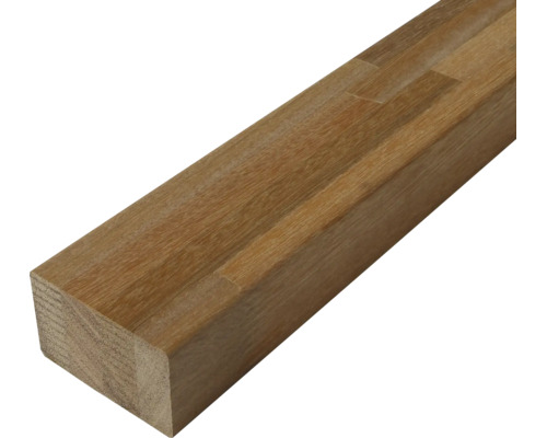 Balk van massief hout met een glad geschaafd oppervlak en een zichtbare houtnerf.