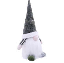 Kerstgnome met grijze vilten muts met geborduurde ster, witte baard en zwart-wit gestreepte mouwen.