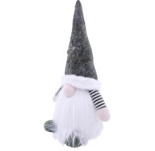 Kerstkabouter met grijze vilten muts, witte baard, roze neus en zwart-wit gestreepte armen.