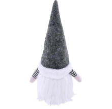 Kerstkabouter decoratiefiguur met grijze vilten muts, witte baard en gestreepte armen van stof.