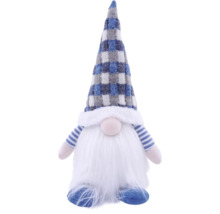 Stoffen kerstkabouter met blauw-grijs geruite puntmuts en witte baard.