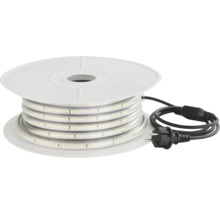 LED-strip op een rol met stroomkabel en stekker.