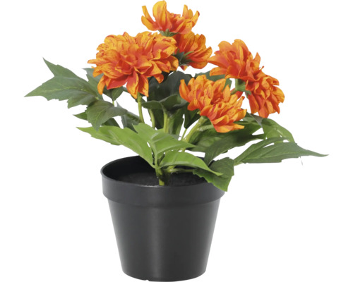 Kunstmatige dahlia met oranje bloemen en groene bladeren in een zwarte pot.
