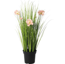 Kunstgrasplant met roze bloemen in zwarte pot.