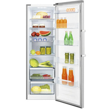 Open koelkast in roestvrijstalen look met glazen plateaus en deurbakken, gevuld met fruit, groenten en dranken.