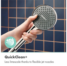 Hand houdt hansgrohe handdouche vast met QuickClean functie voor eenvoudige kalkverwijdering door flexibele straalopeningen.
