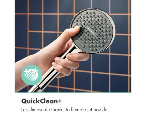 Hand houdt hansgrohe handdouche vast met QuickClean functie voor eenvoudige kalkverwijdering door flexibele straalopeningen.