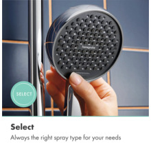Een hand bedient de Select-knop van een hansgrohe handdouche om tussen straalsoorten te schakelen.