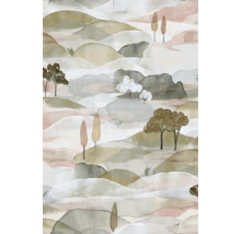 Vliesbehang met abstract aquarel landschap, heuvels en bomen in aardetinten.