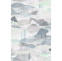 Behang met abstract aquarel berglandschap en gestileerde bomen in zachte grijs- en blauwtinten.