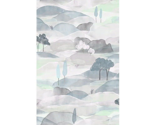 Behang met abstract aquarel berglandschap en gestileerde bomen in zachte grijs- en blauwtinten.