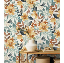 Bloemenbehang met aquarelpatroon van bloemen en bladeren achter een houten consoletafel.