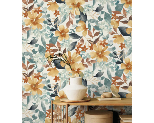 Bloemenbehang met aquarelpatroon van bloemen en bladeren achter een houten consoletafel.