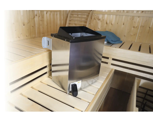 Moderne elektrische saunakachel van roestvrij staal in een lichte houten sauna met lattenbanken.