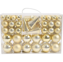 Set gouden kerstballen in verschillende maten en afwerkingen met kegelvormige ornamenten in een doorzichtige verpakking.