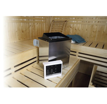 Roestvrijstalen saunakachel met digitale bediening in een houten sauna met banken op verschillende niveaus.