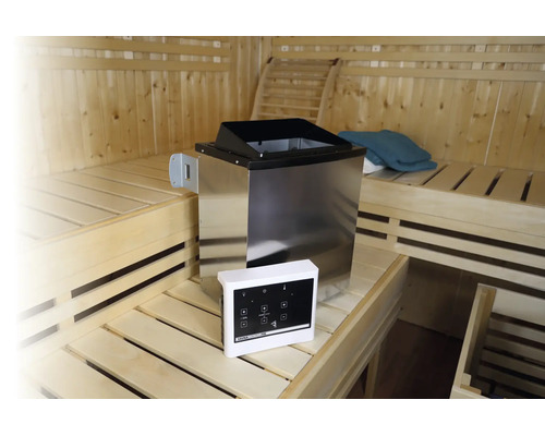 Roestvrijstalen saunakachel met digitale bediening in een houten sauna met banken op verschillende niveaus.