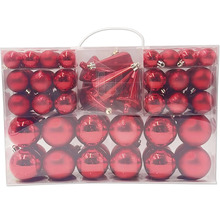 Set van rode kerstballen en hangers in een transparante kunststof doos. Bevat glanzende, matte en glitterballen van verschillende formaten.