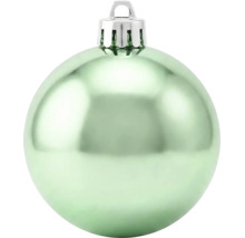 Glanzende groene kerstbal met zilveren ophangoog.