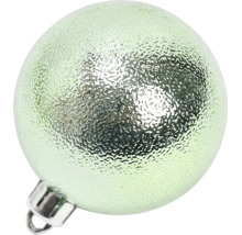 Lichtgroene kerstbal met gestructureerd oppervlak en ophanging.