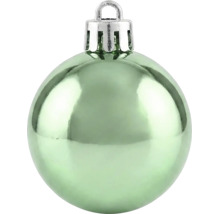 Glanzende lichtgroene kerstbal met zilverkleurige ophanging.