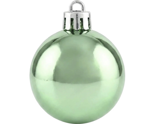 Glanzende lichtgroene kerstbal met zilverkleurige ophanging.