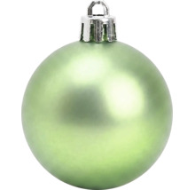 Matte lichtgroene kerstbal met een zilverkleurige ophanging.