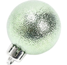 Gestructureerde lichtgroene kerstbal van glas met zilveren ophangoog.