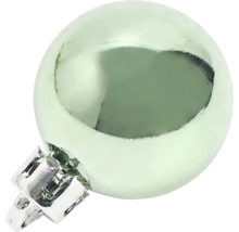 Glanzende lichtgroene kerstbal met zilverkleurig ophangoogje.