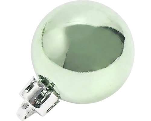 Glanzende lichtgroene kerstbal met zilverkleurig ophangoogje.