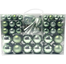 Set groene kerstballen en dennenappels in verschillende maten en afwerkingen in een transparante kunststof box.