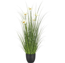 Kunstgrasplant met witte bloemen in een zwarte pot.