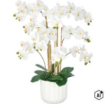 Kunstorchidee Phalaenopsis in witte keramieken schaal met groene bladeren en steunstokken (Image AI modified or generated)