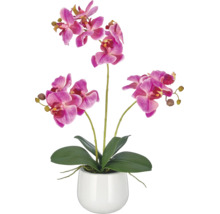 Kunstmatige Phalaenopsis orchidee in een witte pot met drie bloemstengels en groene bladeren.
