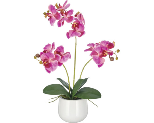 Kunstmatige Phalaenopsis orchidee in een witte pot met drie bloemstengels en groene bladeren.