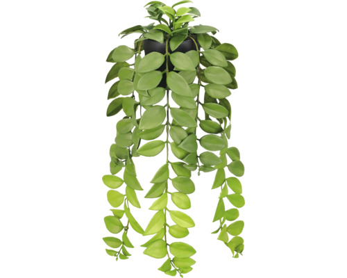 Kunsthangplant met groene bladeren in een zwarte pot.