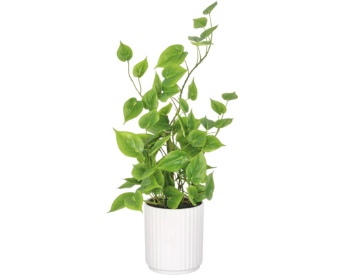 Kunstplant met hartvormige bladeren in een geribbelde plantenbak voor decoratie binnenshuis.