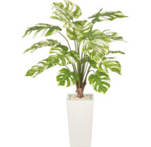 Kunstmatige Monstera plant met gevarieerde bladeren in een hoge, rechthoekige pot