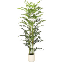 Kunstvaren met fijne groene bladeren in een eenvoudige witte bloempot.